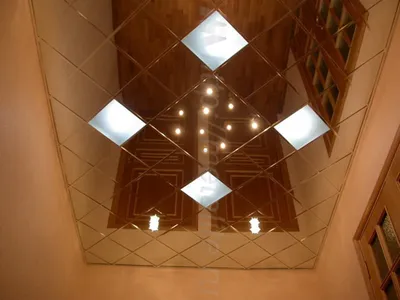 Фото зеркальных потолков в ванной с эффектом звездного неба