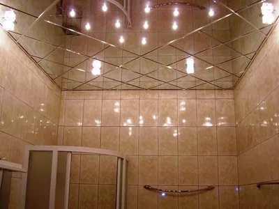 Лучшие дизайнерские решения для зеркальных потолков в ванной