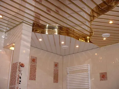 Дизайн ванных комнат с оригинальными зеркальными потолками