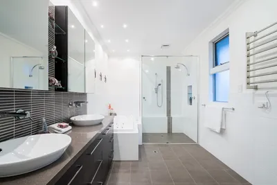 Интерьер ванных комнат с креативными зеркальными потолками
