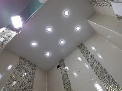Фото зеркальных потолков в ванной 2024 года
