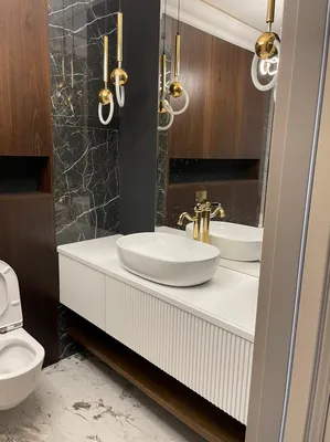 Фото зеркала над ванной, создающего ощущение простора