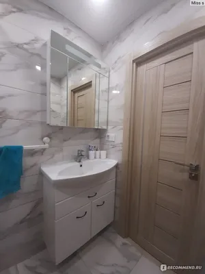 Зеркало над ванной, создающее эффект пространства