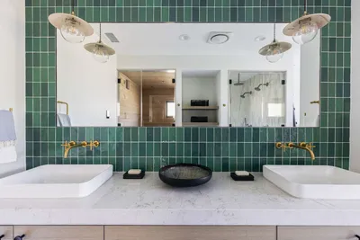 Фото зеркала над ванной, добавляющего элегантности ванной комнате