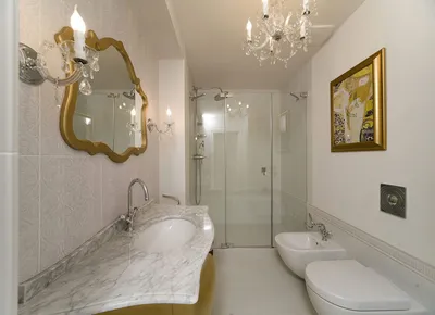 Интересный дизайн зеркала над ванной, который впечатлит ваших гостей