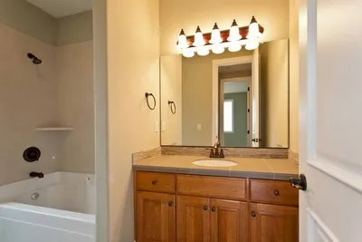 Фото зеркала над ванной, создающего ощущение гармонии