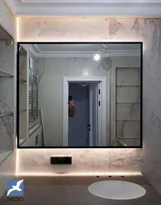 Зеркало над ванной, придающее ощущение простора и света