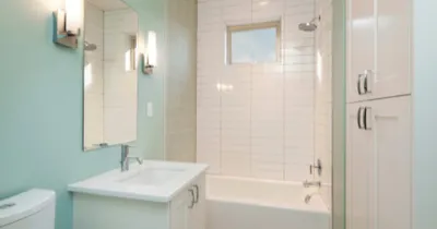 Техники визуального расширения: зеркало в ванной