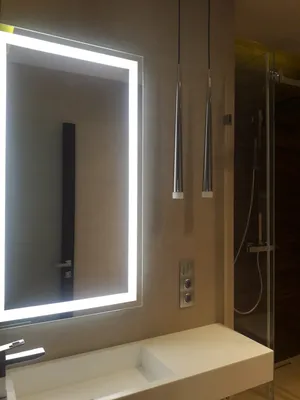 Фотография с подсвеченным зеркалом в ванной