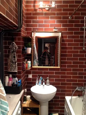 Зеркало с полкой для ванной: практичность и элегантность в одном фото