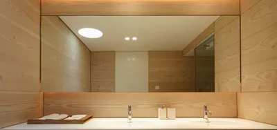 Удобное зеркало с полочкой для ванной: стиль и функциональность