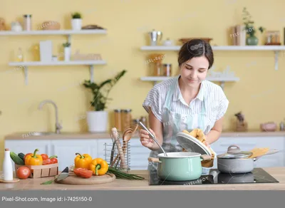 Фото женщины на кухне - скачать бесплатно в хорошем качестве