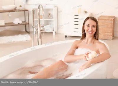 4) Фото женщины в ванной: Новые изображения в форматах PNG, JPG, WebP
