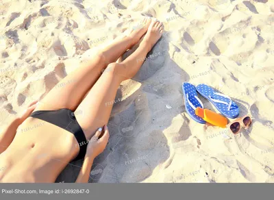 Женщины на пляже: моменты отдыха и наслаждения