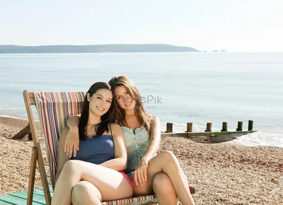 Женщины на пляже: красивые картинки для скачивания в HD
