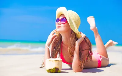 Женщины на пляже: летний стиль и морская красота