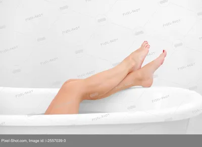 Женские ножки в ванной: вдохновение для украшения ванной