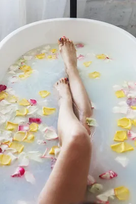 Женские ножки в ванной: тайм-аут для релаксации