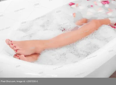 Женские ножки в ванной: изысканные изображения для вашего дома