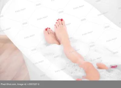 Женские ножки в ванной: уют и комфорт в каждой детали