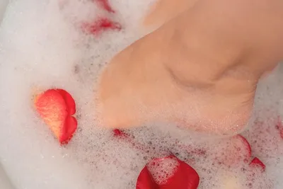 Женские ножки в ванной: расслабление и уход за собой