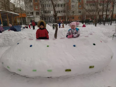 Фон зимних снежных построек в детском саду