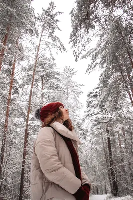 Зимний лес: Прекрасные девушки в обрамлении снега
