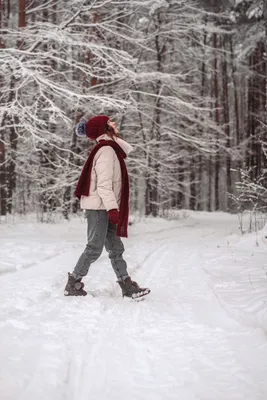 Зимняя элегантность: Фотографии красивых девушек в окружении снега