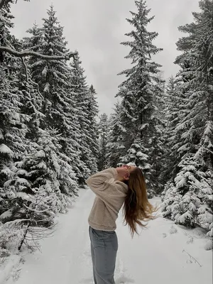 Прекрасные образы: Девушки в зимнем лесу в разных стилях