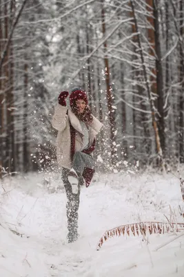 Зимняя атмосфера: Фото девушек среди заснеженных деревьев