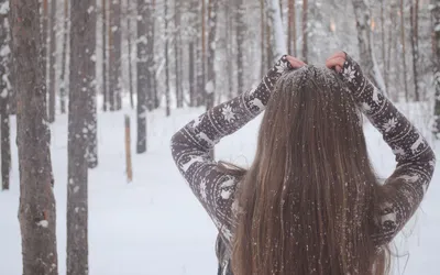Зимние дивы: Девушки в обрамлении заснеженных деревьев