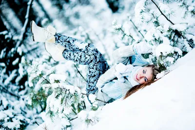 Зимняя гармония: Фотографии девушек в окружении заснеженных деревьев