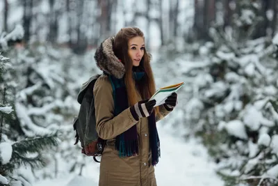 Зимние красоты: Изображения девушек в обрамлении зимнего пейзажа