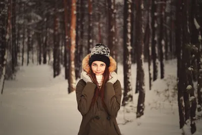 Снежные волшебницы: Девушки в лесу зимой на выбор в форматах JPG, PNG, WebP