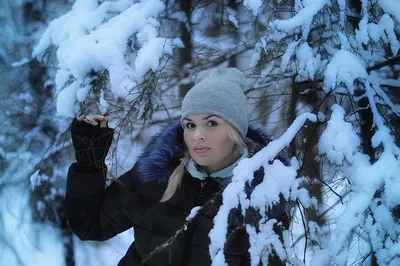 Зимняя фотосессия: Девушки на фоне заснеженной природы с разнообразием форматов