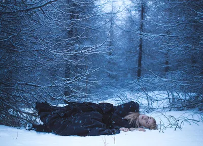 Зимний мир красоты: Изображения девушек в зимнем лесу с выбором размера и формата