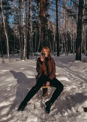 Зимний волшебство: Девушки в лесу под мягким светом солнца