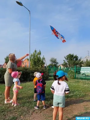 Фото змеи из воздушных шаров в голубых тонах