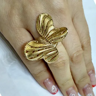 Красивое Золотое кольцо бабочка на фото