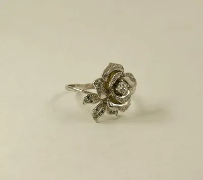 Золотые кольца в виде розы фотографии