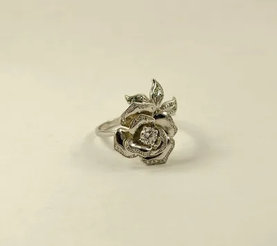 Золотые кольца в виде розы: фотография для декорирования