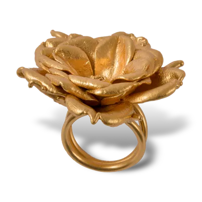 Золотые кольца с цветами: фото в высоком качестве