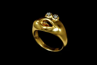Золотые колечки в форме розы: фото на ваш выбор