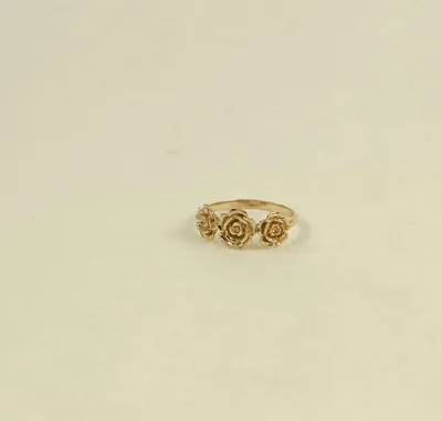Золотые кольца в виде розы: фотография для вашего оформления